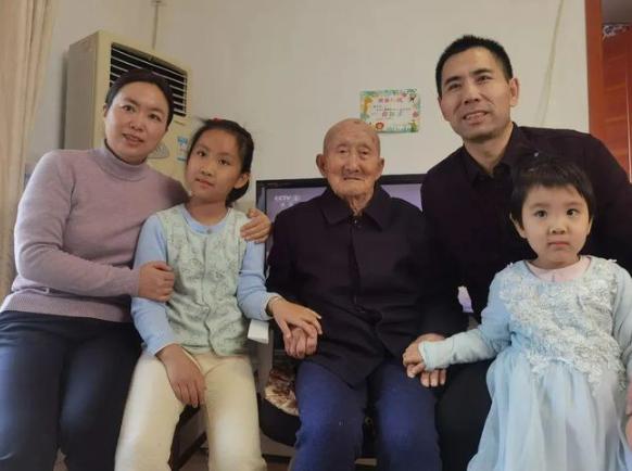 40年前，内蒙古一名单身汉收养了仅两个月大的男婴，省吃俭用将他拉扯成人。谁料男孩