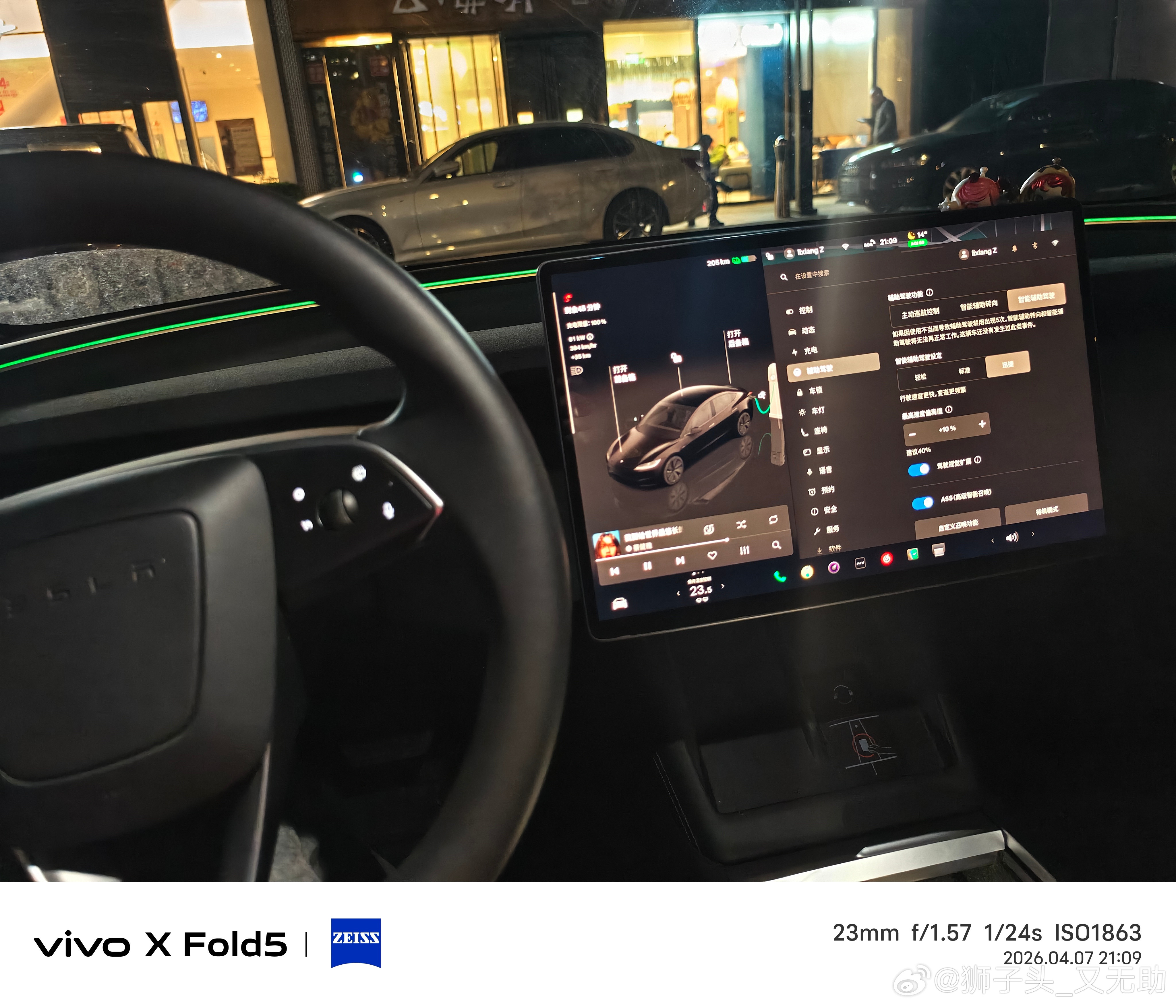 这几天搞了一辆很稀有的特斯拉玩玩，亮点自寻。不得不说屏幕换挡，没有仪表盘，按键转