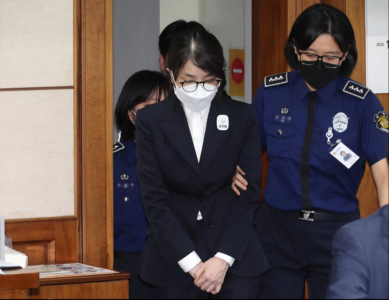 韩国前总统尹锡悦的夫人金建熙，近日迎来了二审判决，因涉嫌操纵股价、收受贿赂等多项