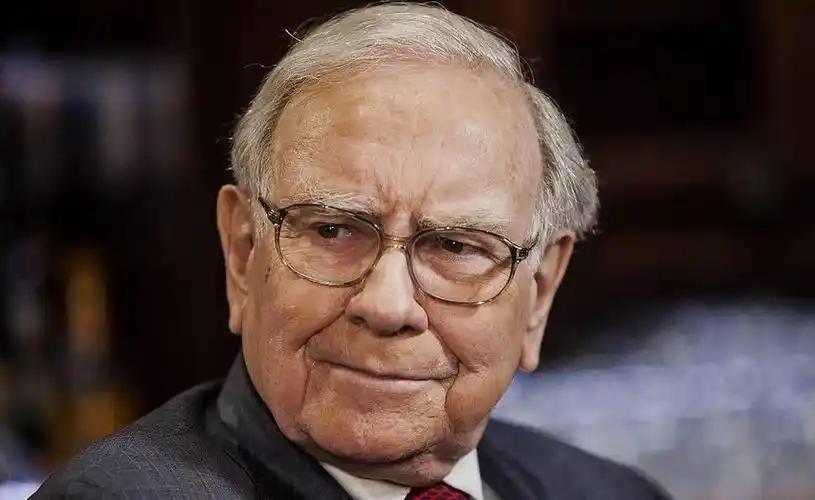 95岁的巴菲特真交权了。临退前他撂下一句狠话，直言美日未来会更强大。 此话一