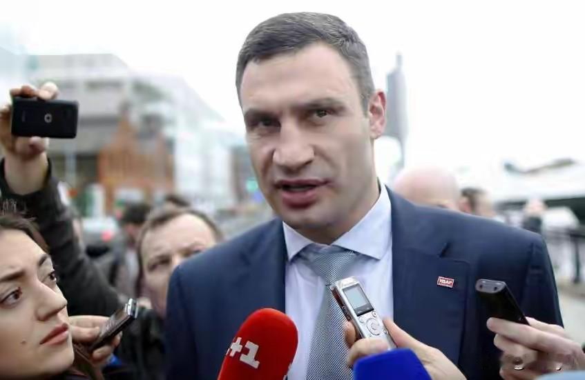 乌克兰基辅市市长克里琴科承认当年推翻前总统是个错误。他后悔当初受西方蛊惑，推翻亚