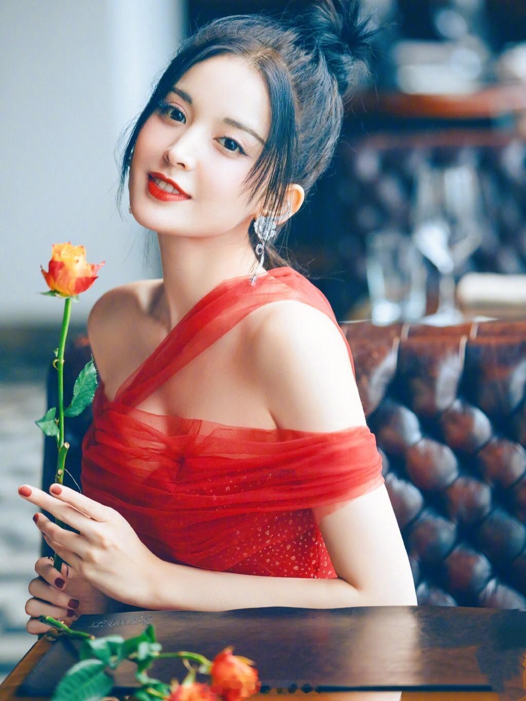 古力娜扎酒吧大片复古浪漫