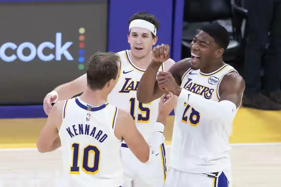 据ESPN名记报道，湖人内部消息人士透露，湖人有兴趣续约里夫斯、海斯、肯纳德和八