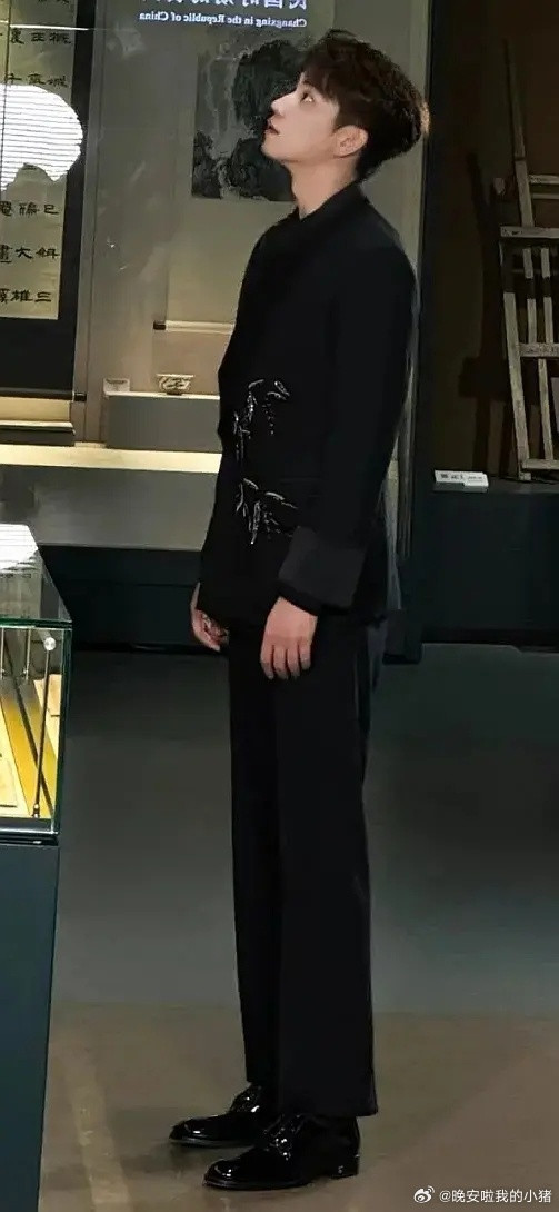 王子奇居然身材这么好，路人偶遇视角🌚🌚​​​