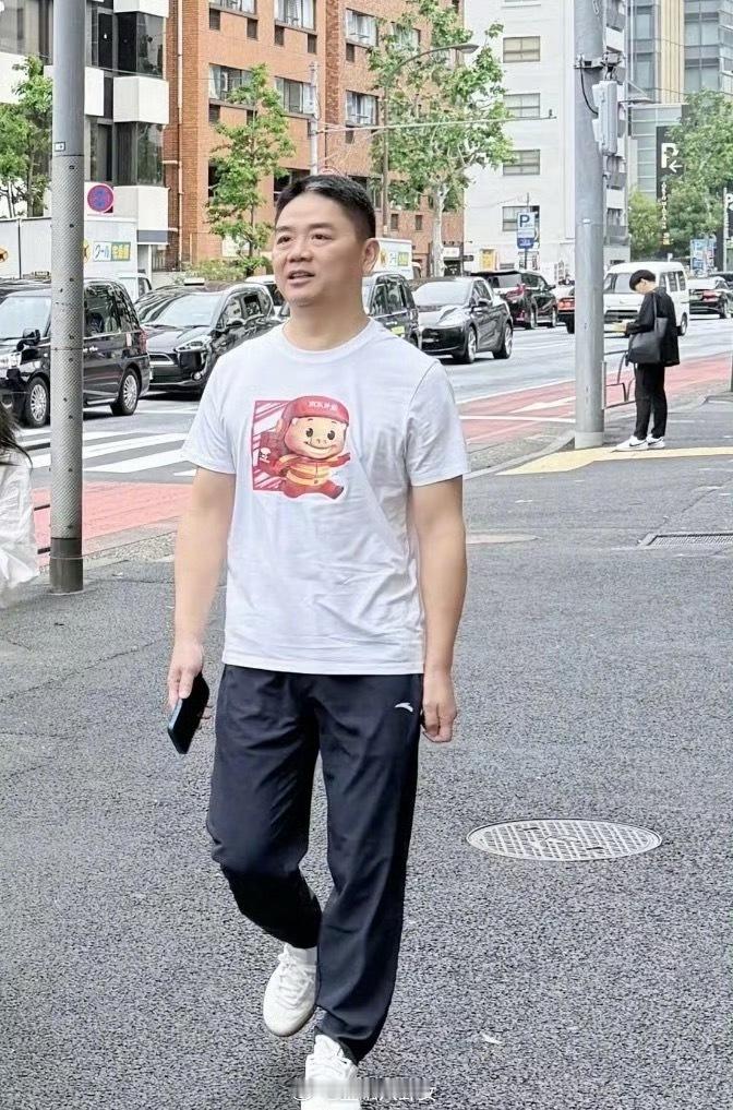 刘强东身穿猪猪侠T恤，在东京街头化身行走广告牌[吃瓜]​​​