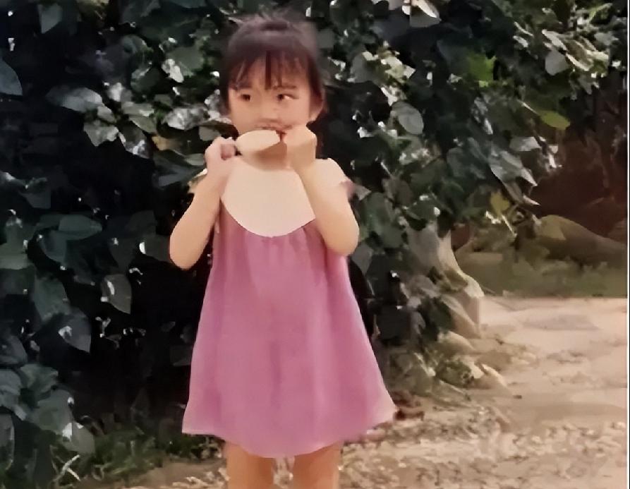 来自单亲家庭的王鸥长相很清纯。无论淡妆还是浓妆，她的眼神里总有一种坚韧和淡淡的