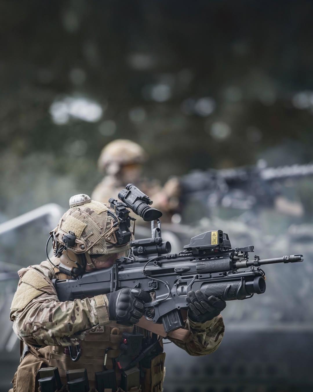 FNSCAR步槍配有FN40GL榴弹发射器和FNFCUMK3火控单元。