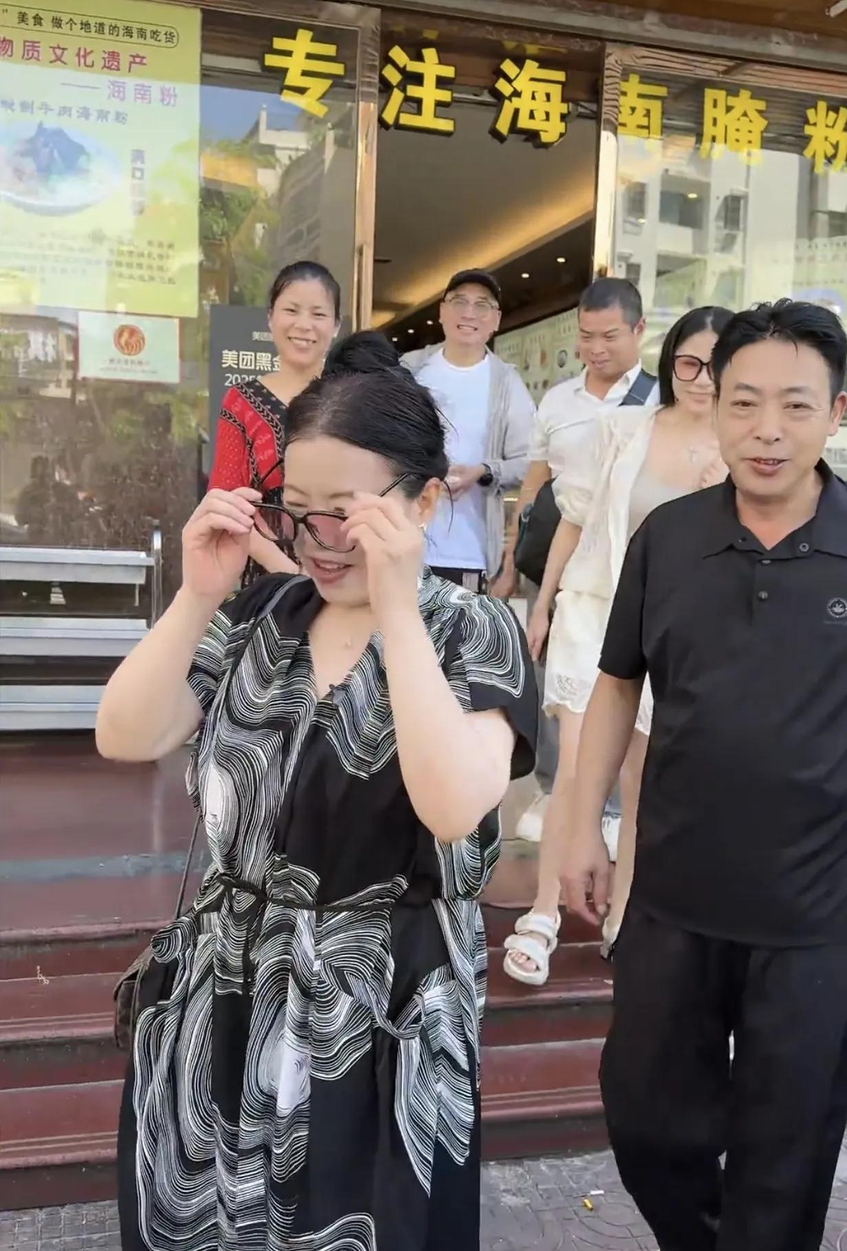 许妈姚爸带着四宝来海南啦！看到他们一家状态这么好，真是打心底里高兴！许妈姚爸好像