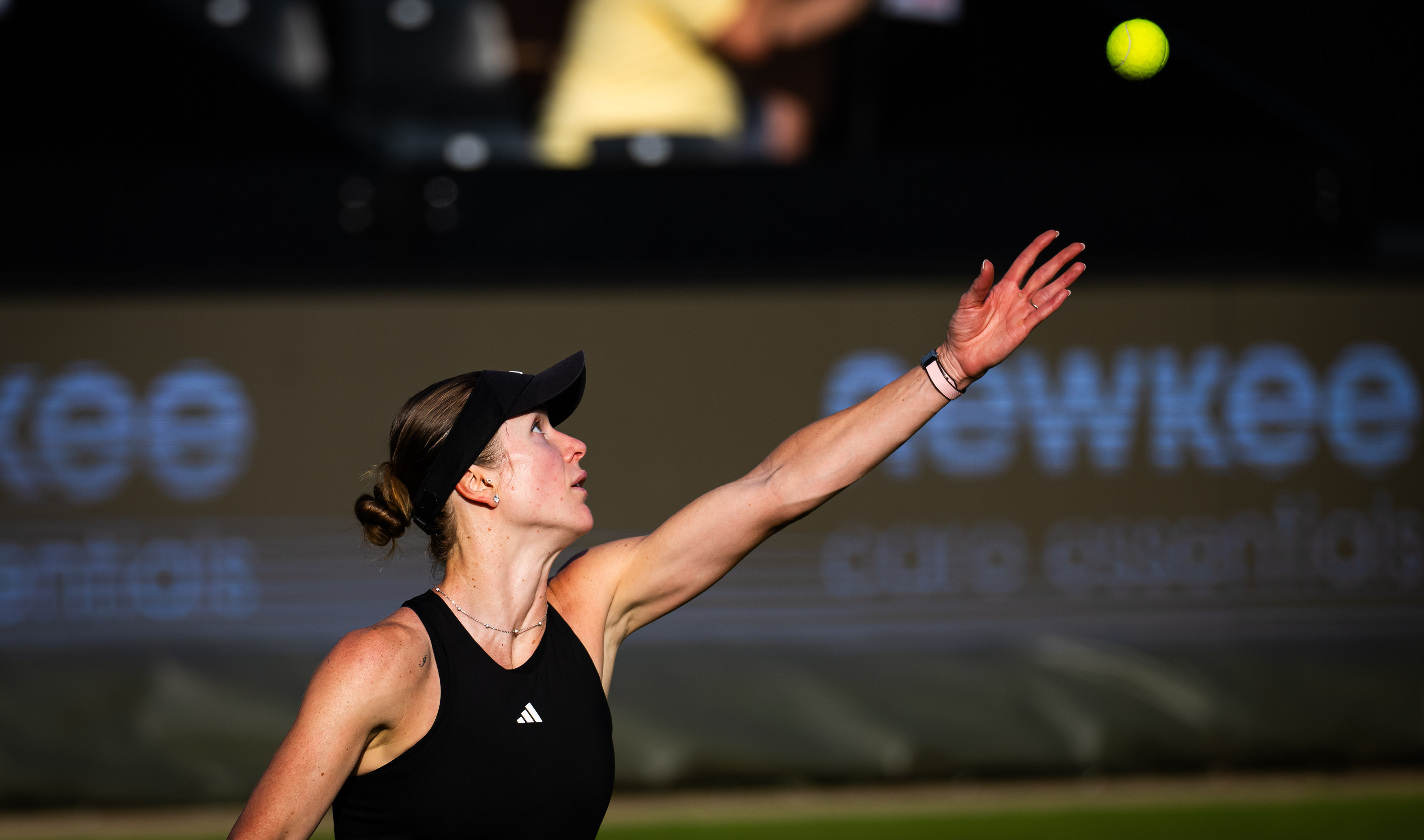 WTA500巴特洪堡站首轮，7号种子斯维托丽娜在首盘化解两个盘点，最终以7-5