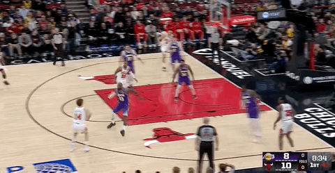 詹姆斯快攻真是“艺术品”！今天湖人队做客芝加哥挑战公牛队，本场比赛，詹姆斯的