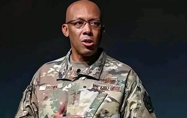 美国人现在终于知道害怕了，其空军参谋长四星级上将布郎说：中国的六代机虽然可怕，但