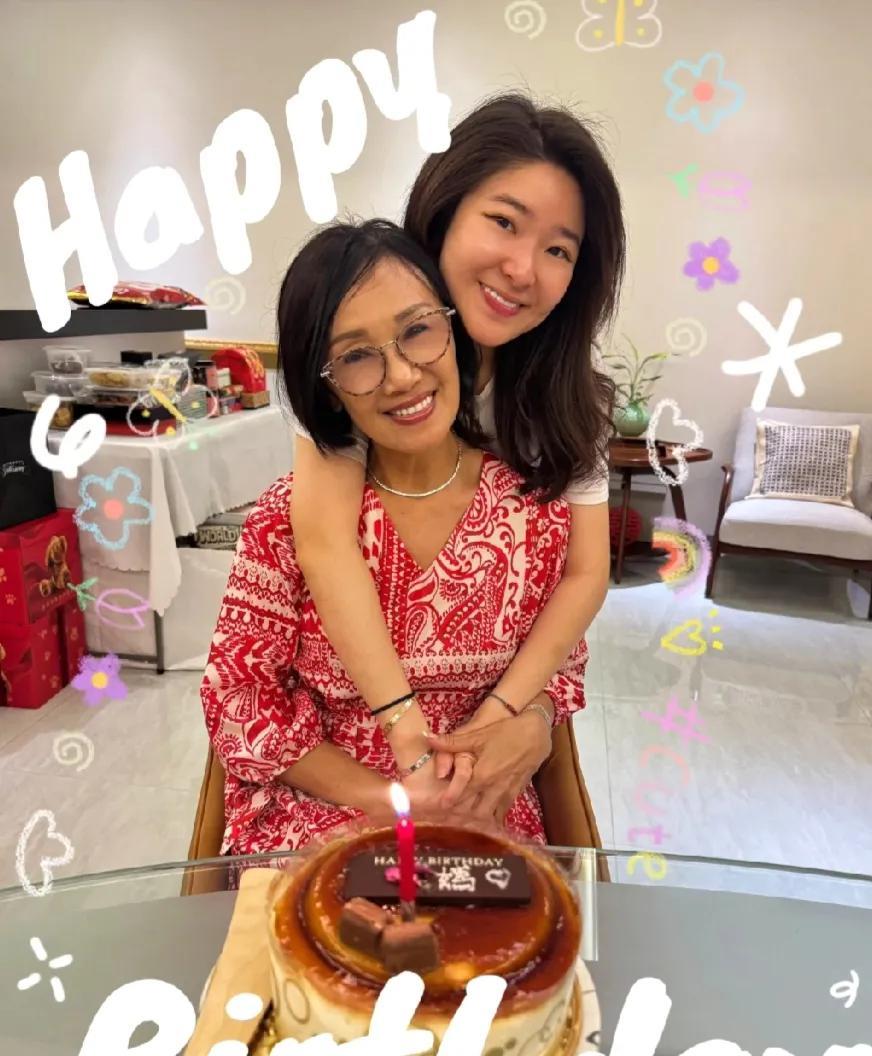 原来她们是干母女关系!还以为八竿子打不着呢近日，TVB金牌配角许绍雄的女儿许惠