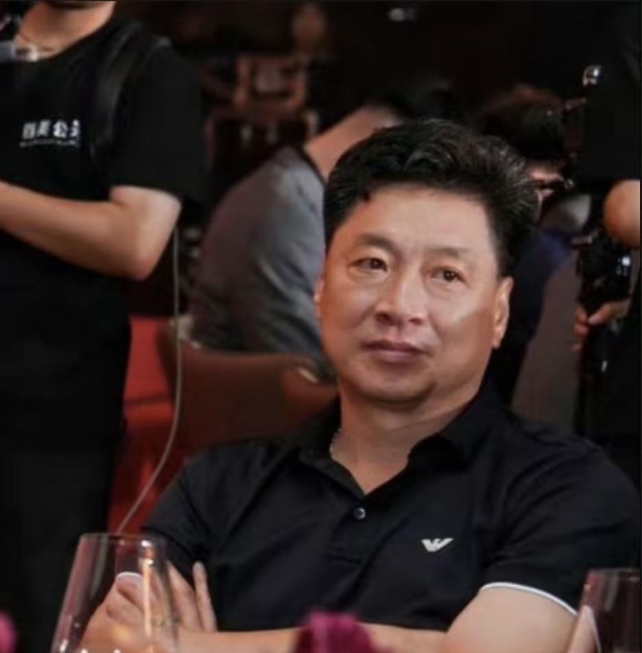 广厦夺冠庆功宴，李春江成焦点！功勋教练回归，彰显球队感恩文化