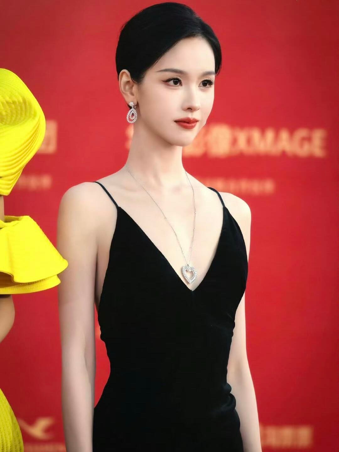 陈都灵有一种温婉大气的美感，知性优雅，一眼看上去就很舒服，会很喜欢她，或许这就是