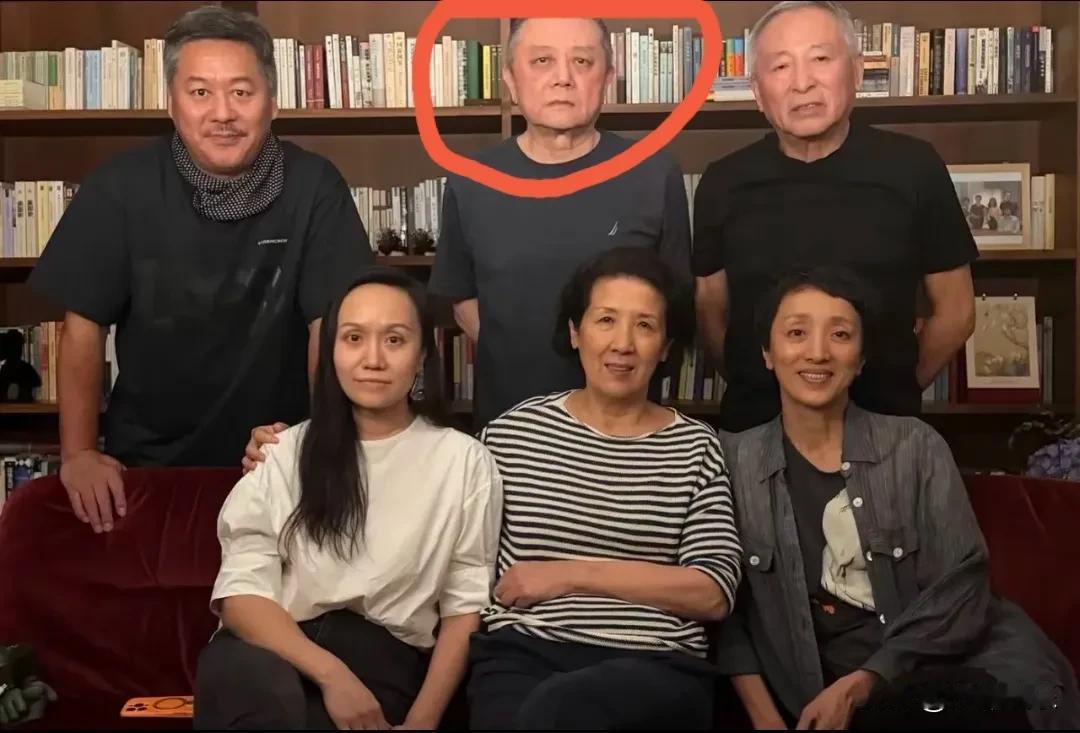 68岁王朔家中罕见招待好友，九层书架曝光！当年怼天怼地的“朔爷”，如今聊的全是死