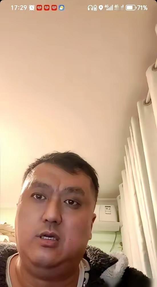 公式相声博士在西安举办百人规模的演出，现场却仅有8位观众到场。尽管演出场面十分