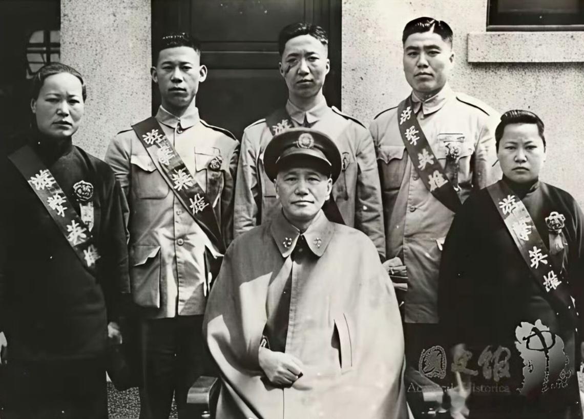 1953年3月9日，蒋介石和五位“游击英雄”合影。这张照片里的“游击英雄”是国民