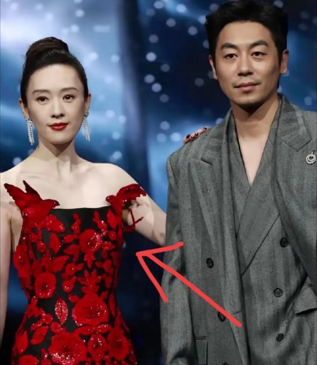 万万没想到呀，微博之夜，童谣又上热搜了，不是因为她穿的裙子样式不好看，而是因为她