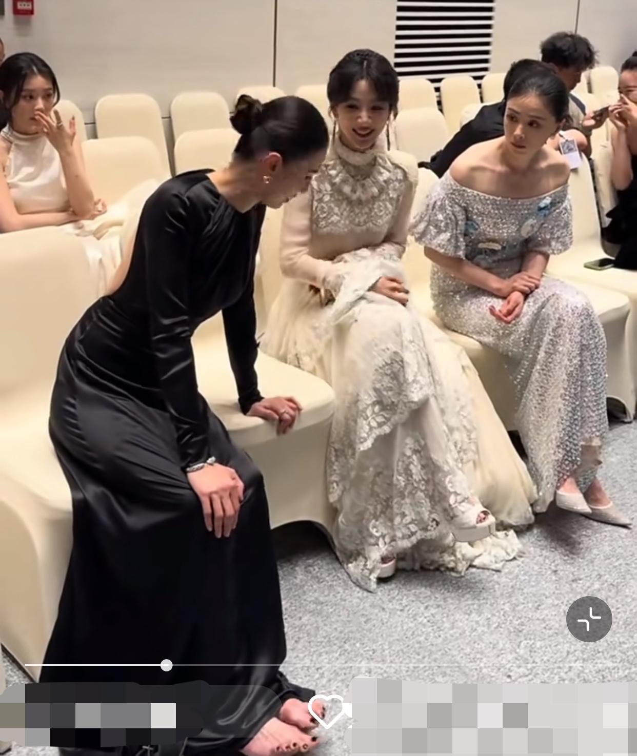 蒋欣是瘦了啊，跟宋佳和杨紫坐在一块儿丝毫不显块儿大，话说三个女生是在研究高跟