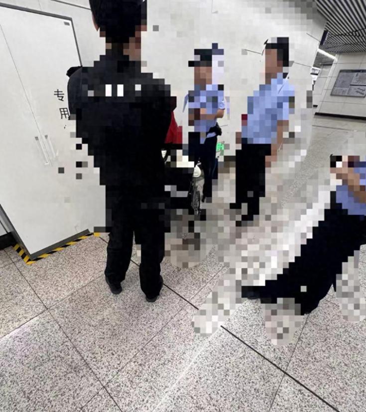 “小仙女碰不得？”北京，一名大学生在地铁上不慎摔倒，腿部不慎碰到了一名女乘客的腿