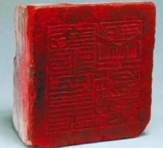 1990年，湖北一老者应约去女婿家做客。当他路过一农妇家时，突然发现猪圈外边有一