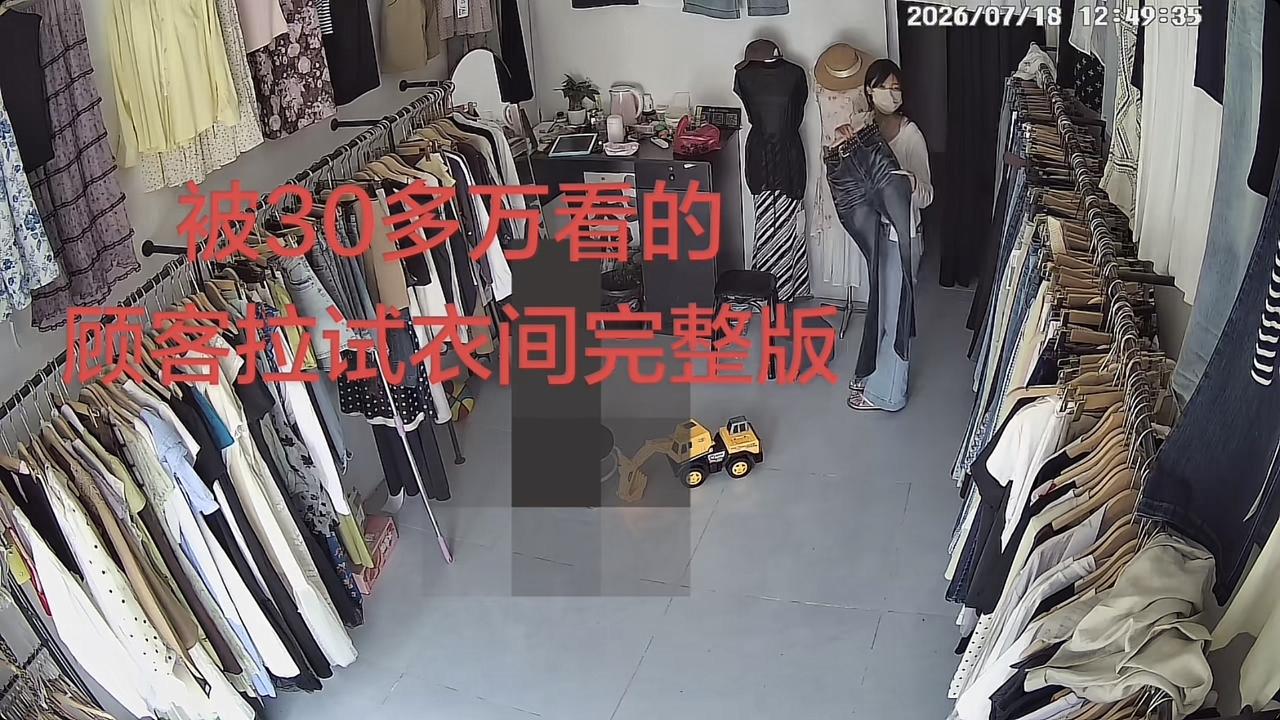 近日山东邵庄，两名女子到一家女装店里选购衣服，年轻女子进店后就开始选购，年长的女