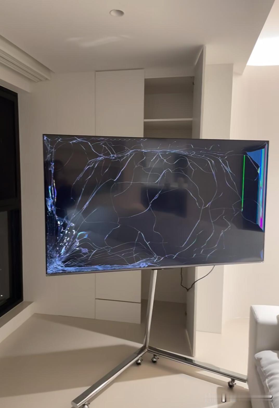 有些东西，还是挂墙上好。新家都还没入住，电视就砸了。这玩意现在还能拯救吗