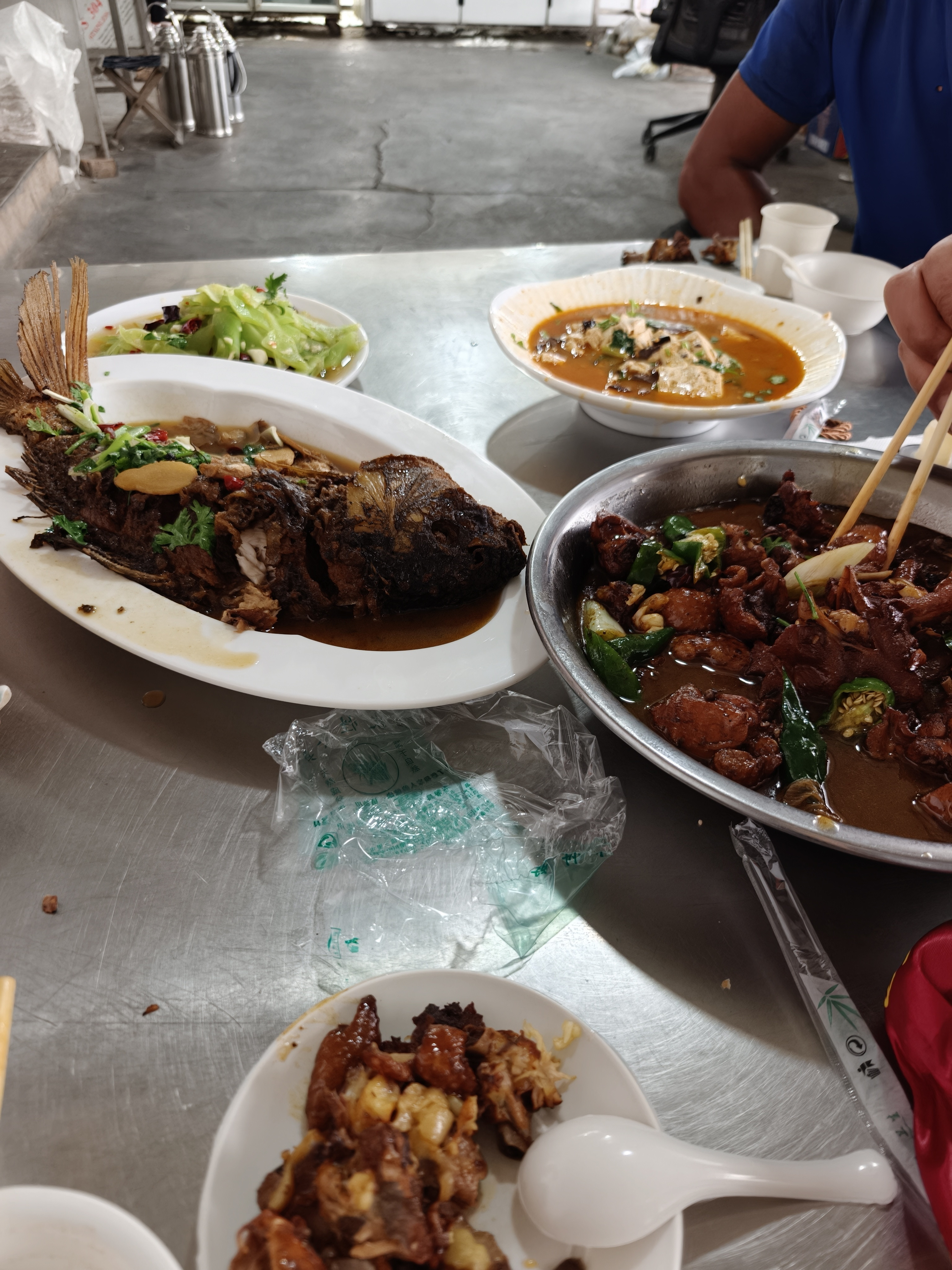 路边找个小馆子，简单吃点，临沂炒鸡还不错的​​​