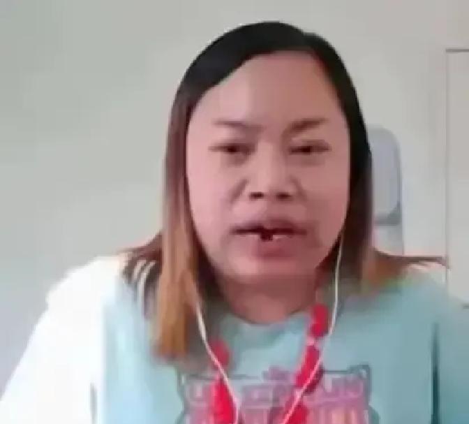 她还在拒绝。但这次，没人骂了。洛杉矶食物银行前，她挤在队伍里，低头翻找还能吃