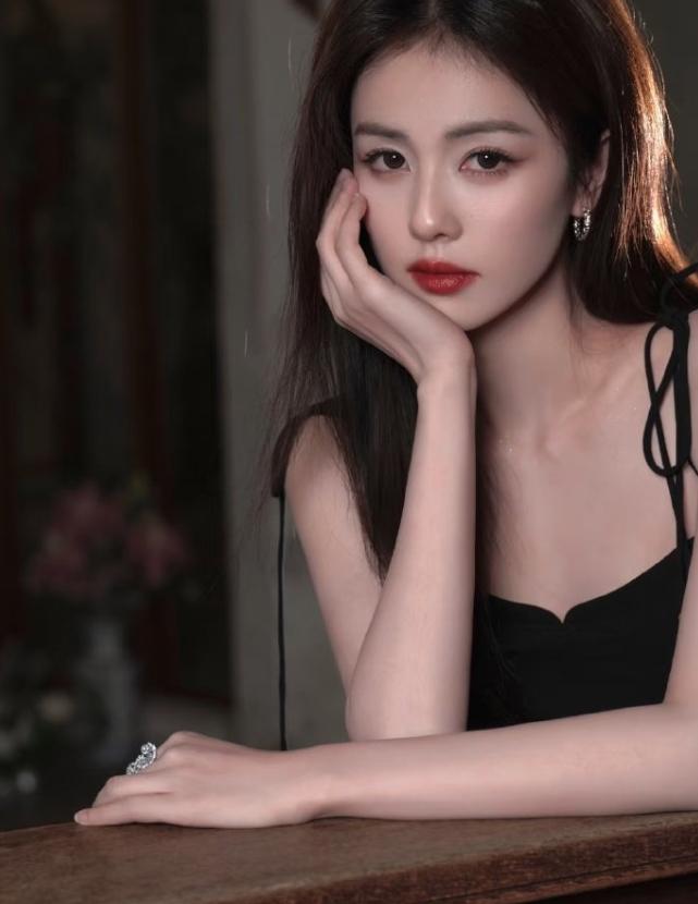 白鹿要转型目前还有几部古偶存货，不过她不想拍偶像剧了，下部戏在谈现代剧，94年