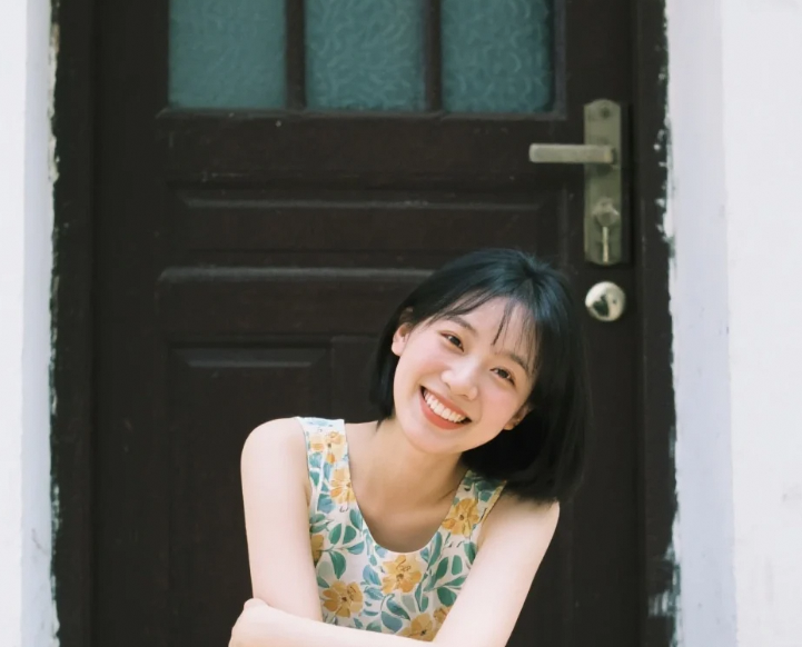 光影婆娑间藏不住的清纯笑靥