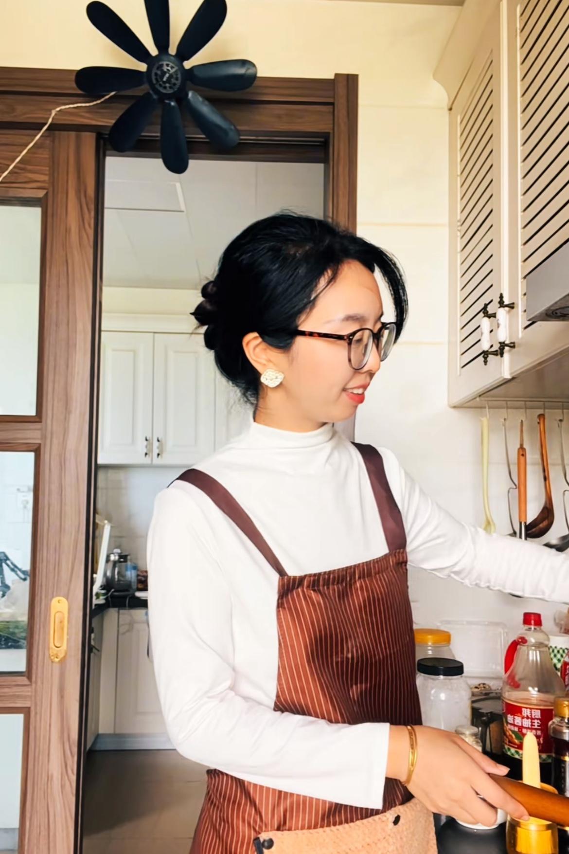 熊磊漂亮还是田静漂亮？我只能看五官是否端正来裁判，两位都有大瑕疵。熊磊颧