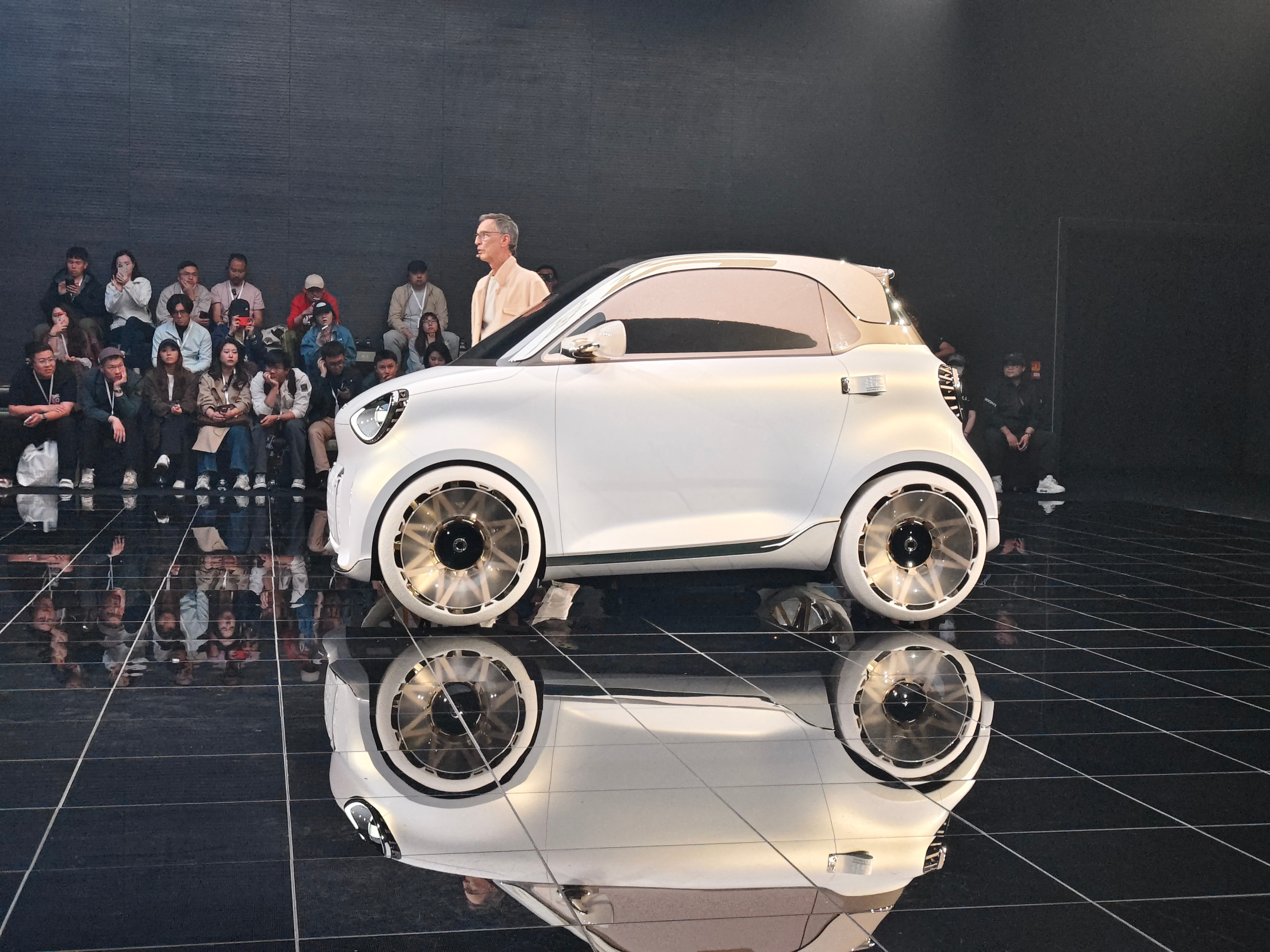 来看smart精灵2号概念车，怪可爱的熟悉的smart又回来了