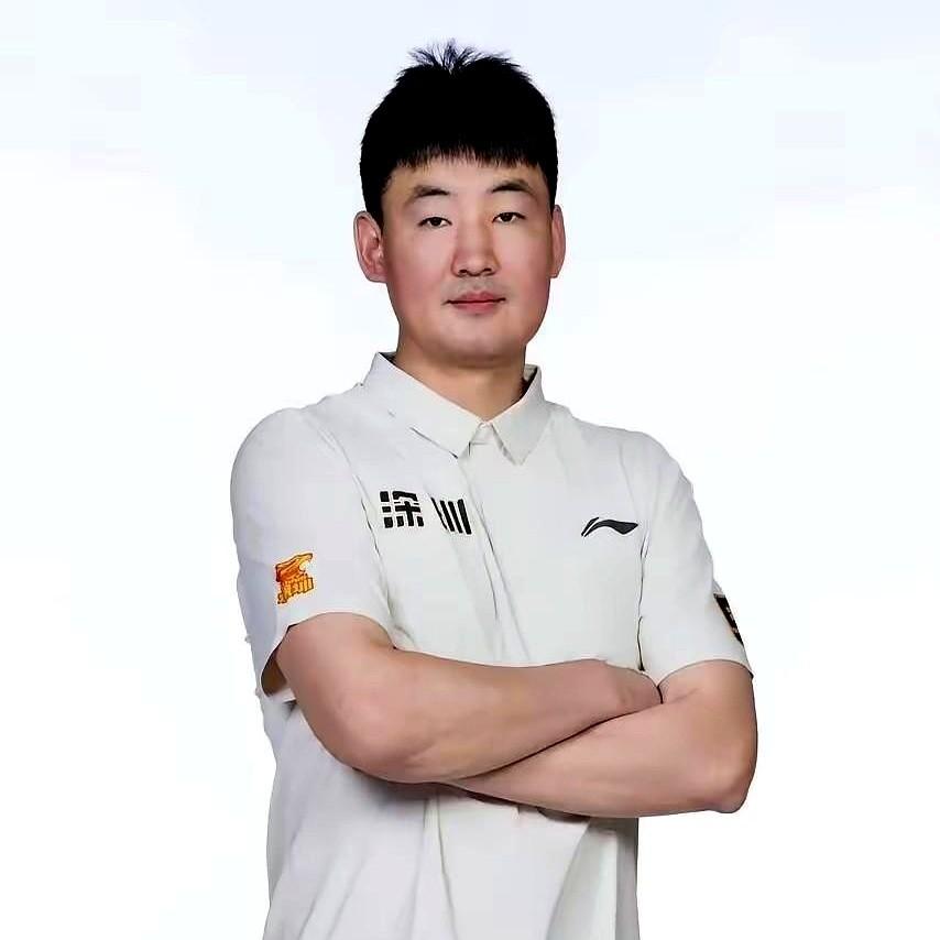 大半夜刷到个消息，直接给我看清醒了。顾全竟然接了深圳男篮的主帅印？先别急着恭
