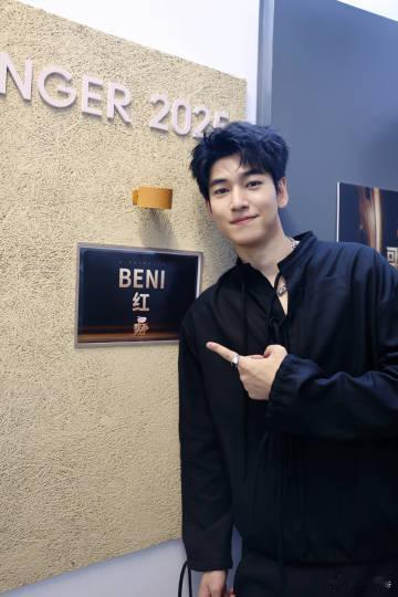 陈叶生帮BENI歌手反向追星《歌手2025》BENI和陈叶生这对姐弟档太有魅力