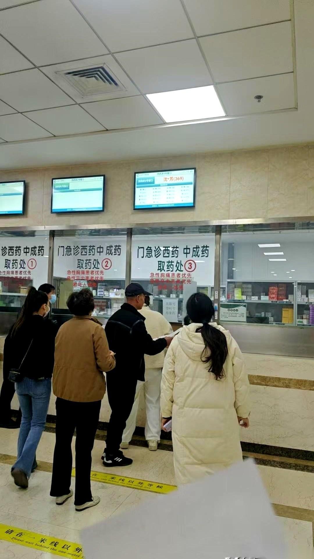 医生看了一眼，特笃定地跟我说：你女儿这是带状疱疹。紧接着，一张四百多块钱的药方