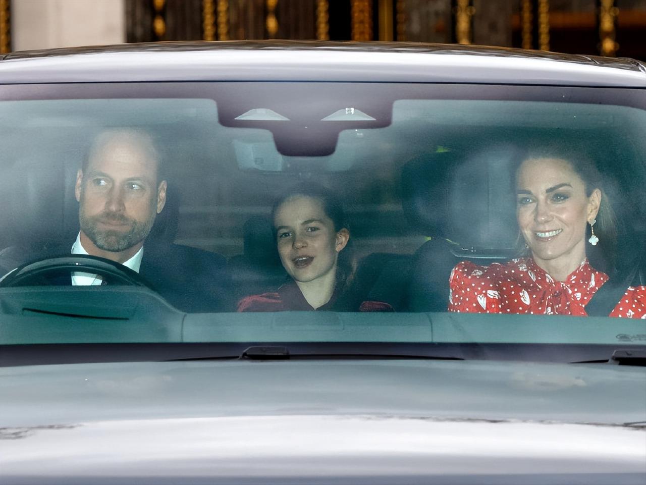 白金汉宫圣诞午宴！今年圣诞，老查请客威尔士一家全到场，凯特红色裙装、梵克雅宝