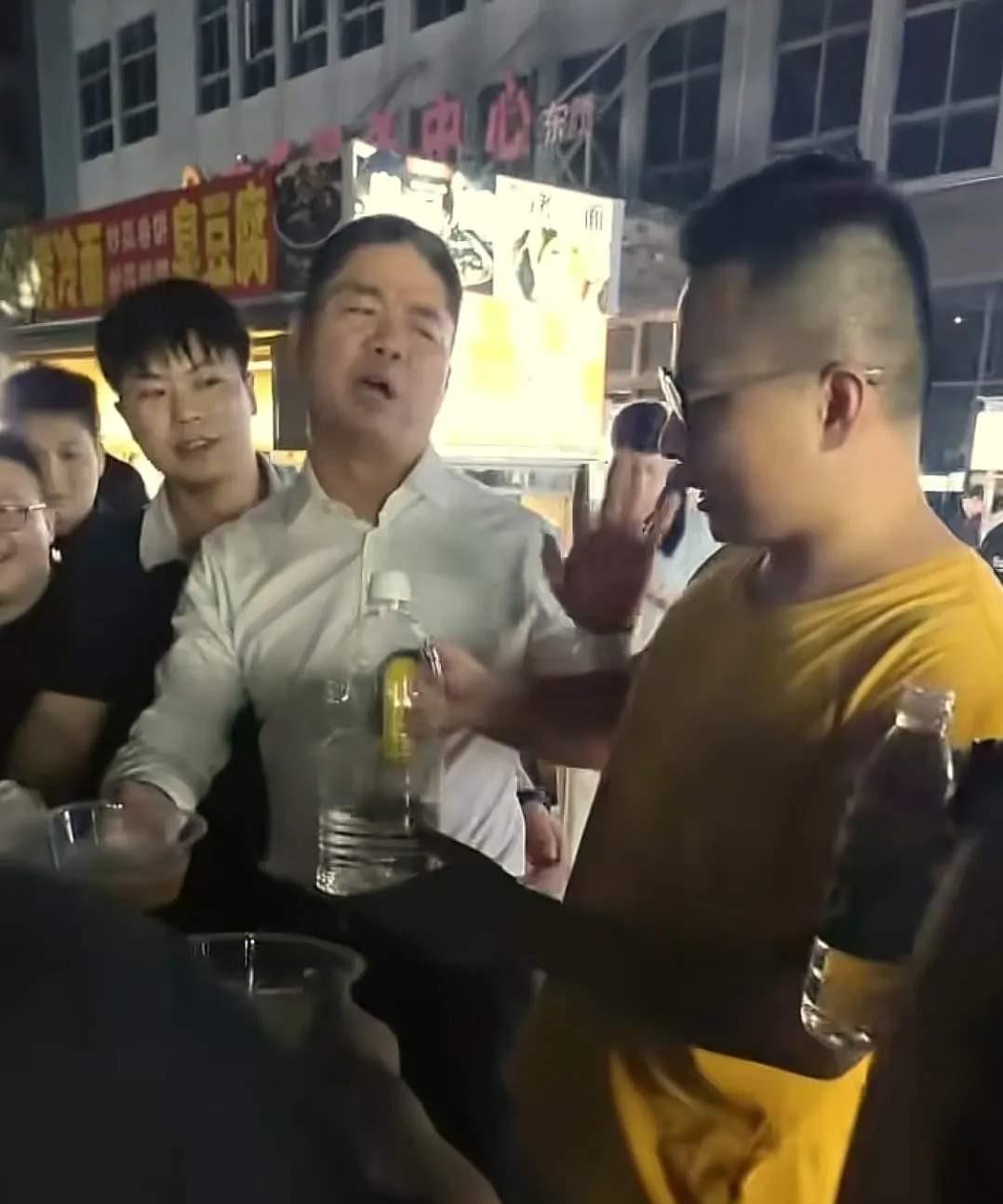 东哥这次宿迁夜市街边摊喝酒，几点值得大家敬佩：1、他独自一人逛夜市，没有保镖，