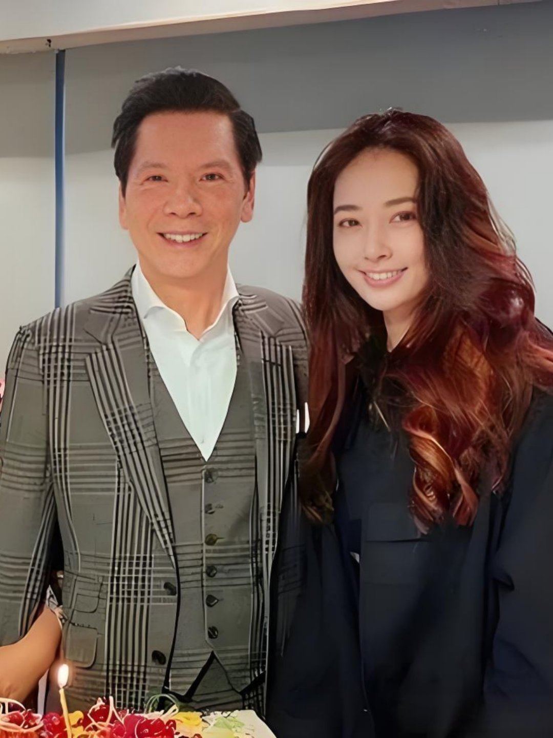 向华强说向佑交的是猪朋狗友向氏集团的当家人向华强对于自己的两个儿子向佐向佑进行