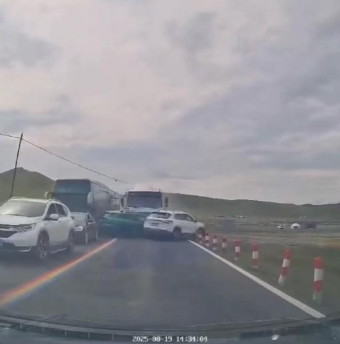 真以为YU7能硬刚卡车，那就完了[笑着哭]话说这车主再订一台YU7的话，得等到什么