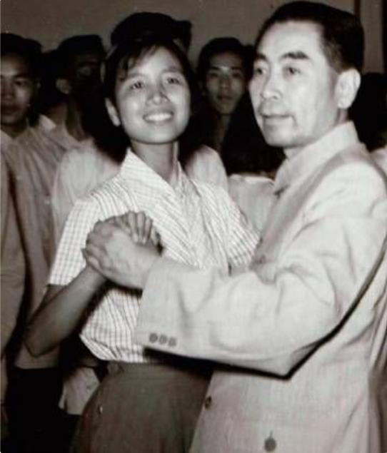 1962年，周恩来在北京养蜂夹道俱乐部举行的舞会上跳舞的老照片。养蜂夹道俱乐部是