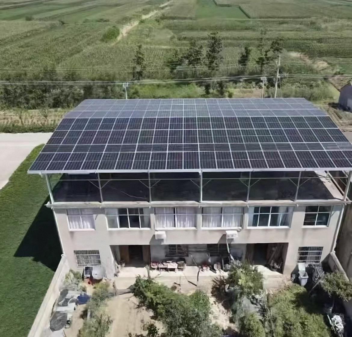 朋友说“他家因为贪了小便宜安装了光伏，后悔死了”。他说“在屋顶安装光伏的都是