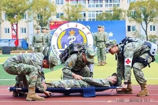上军医大学还是地方医科大学好？军医大学（有军籍）和地方医科大学是两条截然不同的职