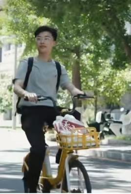 今天刷到好几个郭有才同学在北大校园里学习和介绍北大的图片，恍然认为，郭有才同学已