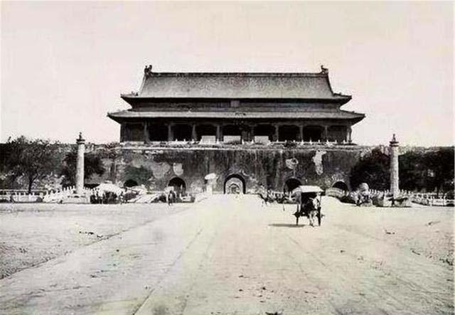 1969年末，中央打算拆掉天安门广场再重新建设，然而在施工的时候，工人们在旧天