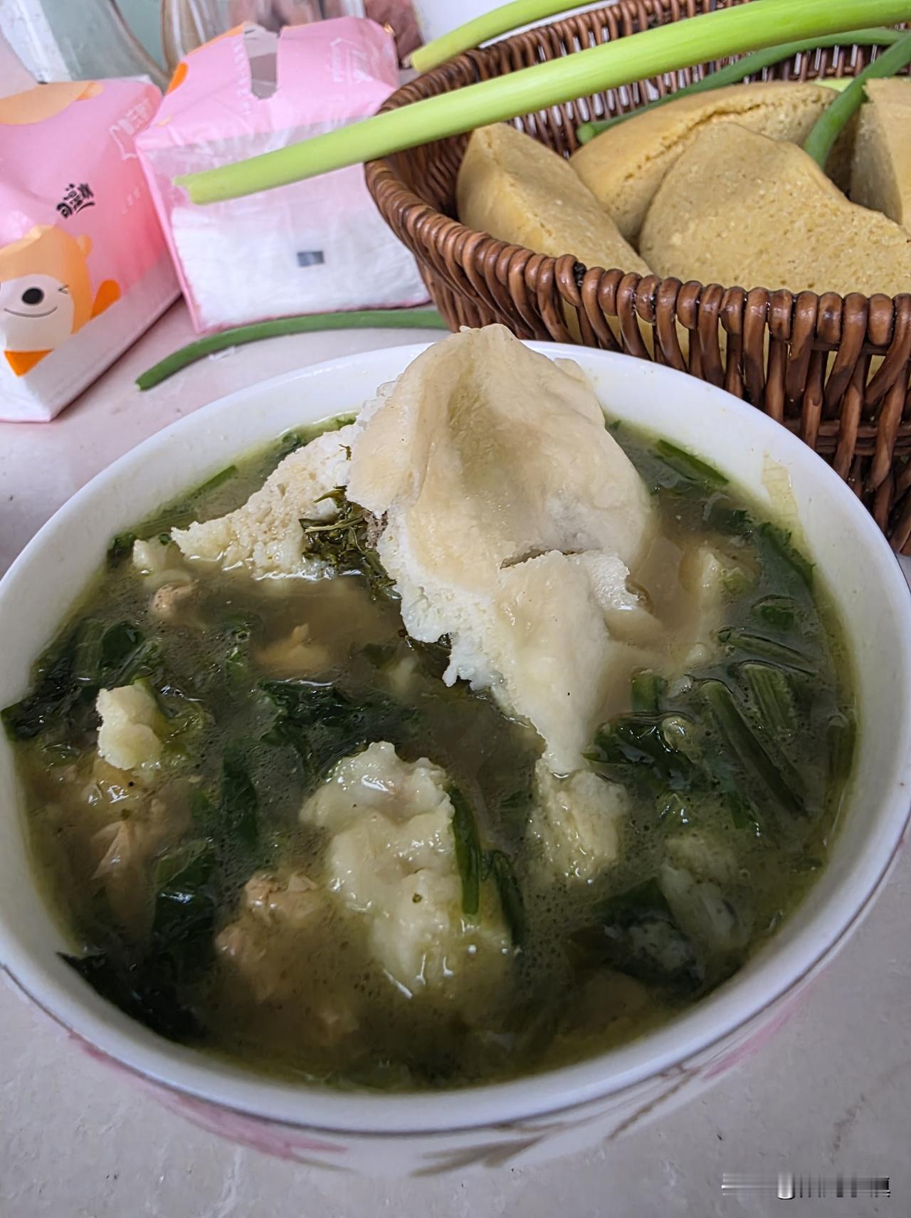 今天晚上，我和老母亲的晚饭……苦菜鸡蛋汤，小米卷子。晚上吃得少，所以没炒菜。