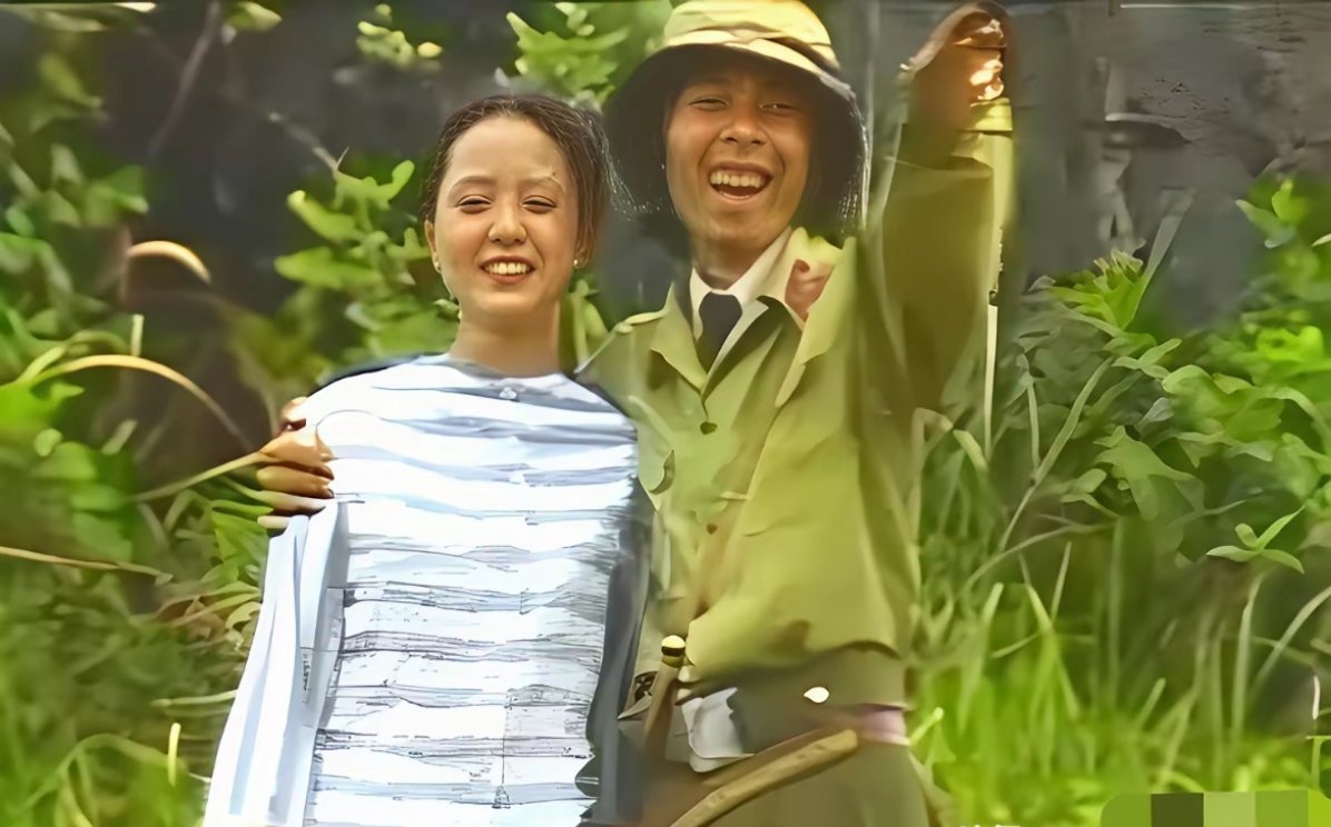 1986年的老照片，谁能想到照片中这位扮演越南军官的人，竟然会是如今大名鼎鼎的冯