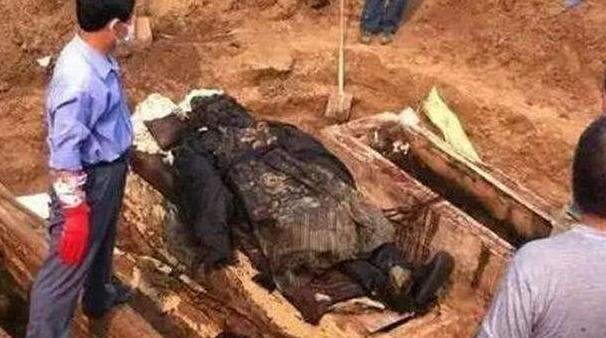 1966年，北京发现了太监李莲英的墓。当专家打开棺椁想要移开李莲英的尸体时，却被