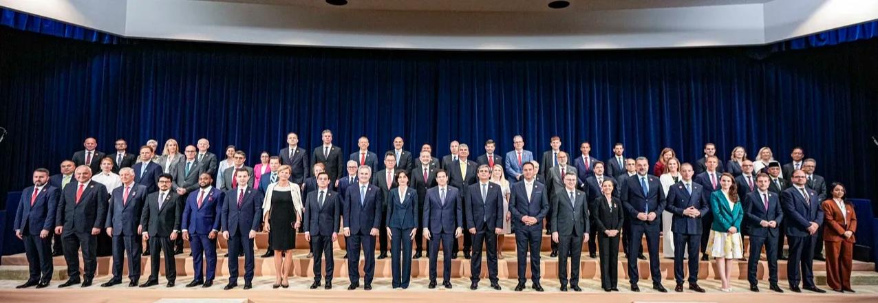 前脚中国在上海组织召开世界人工智能大会，29个国家出席。后脚美国在华盛顿组织召开