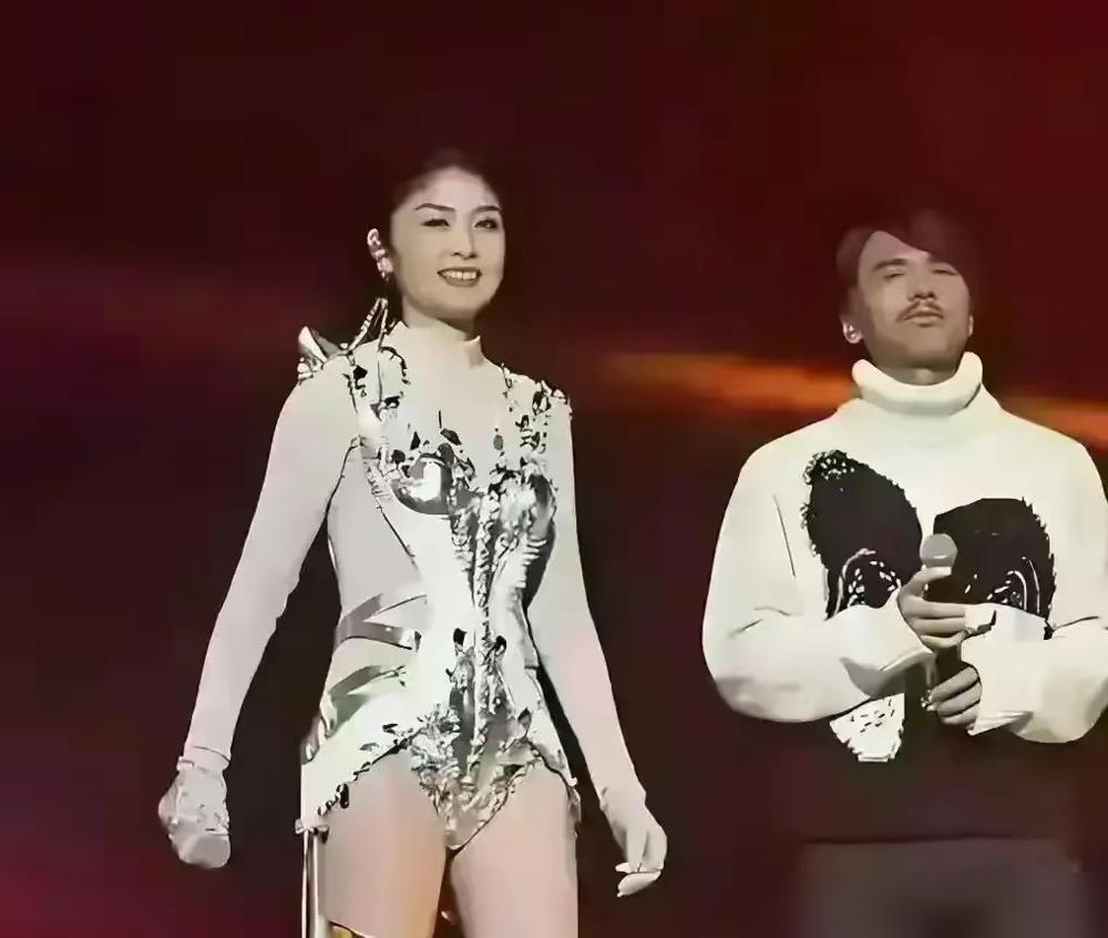 别再吹陈慧琳勇敢了。我告诉你，一个53岁的女人穿成这样，跟做自己没半毛钱关系